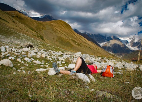 W trasie, w górach Wielkiego Kaukazu. Trekking w Gruzji: Na lekko przez Swanetię. fot. © Lidka Wiśniewska dla Barents.pl