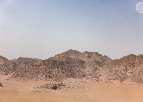 Najwyższy szczyt Jordanii - Jebel Umm ad Dami. Jordania: Trekking z wielbłądami przez pustynię Wadi Rum fot. © Mateusz Kuszela, Barents.pl