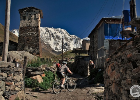 Swańska architektura obronna. Gruzja na rowerze: do serca Kaukazu fot. © Roman Stanek, Barents.pl 