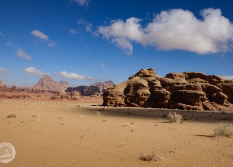 Jordania: Trekking z wielbłądami przez pustynię Wadi Rum fot. © Roman Stanek, Barents.pl