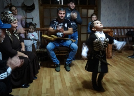 Tradycje muzyczne u Beli Mutoshvili sa przekazywane z pokolenia na pokolenie fot. © Agnieszka i Konrad z Barents.pl