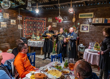 Koncert w domu gruzińskich gospodarzy. Majówka w Gruzji 2021 fot. © Maciek Kucharski, Barents.pl
