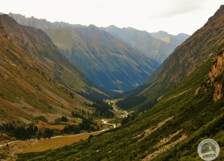 Panorama jednej z dolin podczas trekkingu. Trekking w Kirgistanie. Wśród Gór Niebiańskich. © Roman Stanek Barents.pl