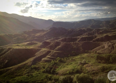 Wspaniałe górskie krajobrazy Armenii. Armenia: wycieczka przez historię i przyrodę Wyżyny Armeńskiej fot. © Barents.pl
