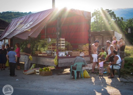 Przerwa na najsoczystsze arbuzy świata i pogawędkę z mieszkańcami. fot. © Gosia Busz Barents.pl