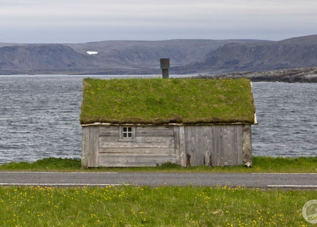 Jeden z ocalałych domów w Finnmarku. Północna Norwegia: HEN. Śladami książki z autorką Iloną Wiśniewską fot. © Ilona Wiśniewska