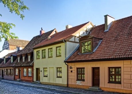 Mikroskopijne domki w Kłajpedzie. Wycieczka na Litwę: wiejskie życie nad Niemnem