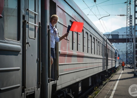 Sludianka. Pani konduktorka daje sygnał do odjazdu. Wycieczka Koleją Transsyberyjską © Ivo Dokoupil dla Barents.pl