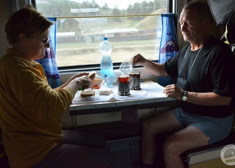 Śniadanie w pociągu z niezastąpioną herbatą z samowaru. Wycieczka Koleją Transsyberyjską © Ivo Dokoupil dla Barents.pl