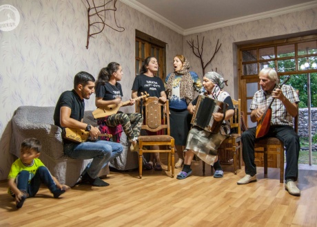 Pankisi Ensemble koncertuje w domu w Wąwozie Pankisi, w wiosce Jokolo fot. © Maciek Kucharski, Barents.pl