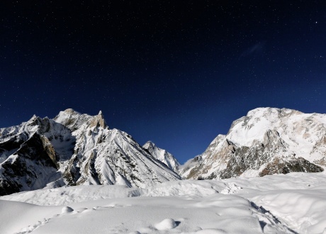 Trekking do bazy pod K2 fot. © Wolfgang Rattay